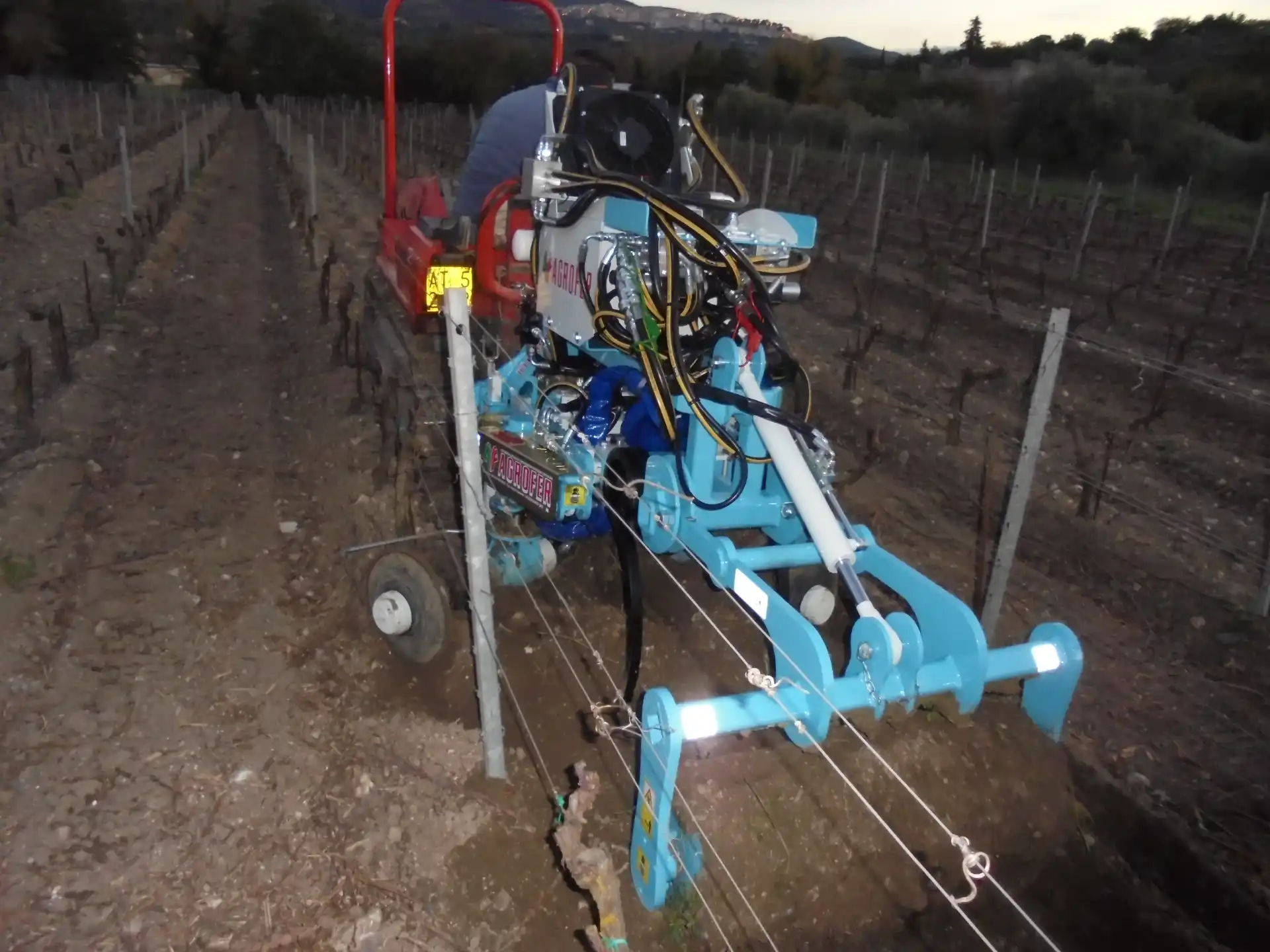 lavorazioni-su-vigneti-frutteti-oliveti-e-colture